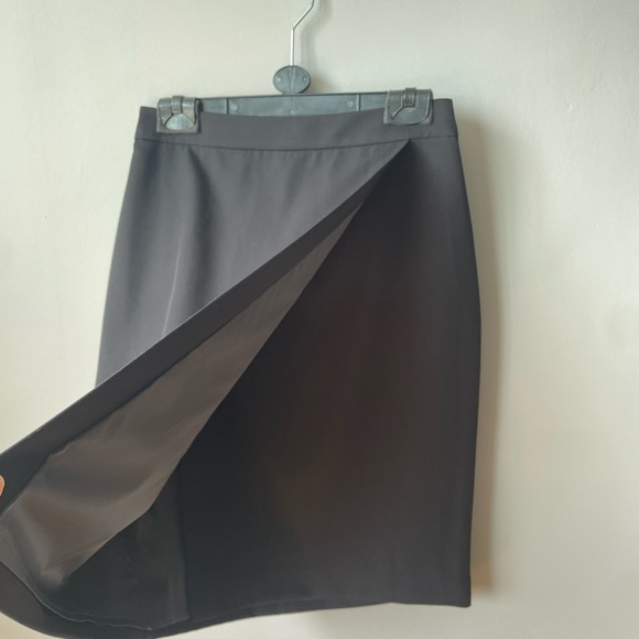 Black Mango Skirt 🖤 - Picture 2 of 6